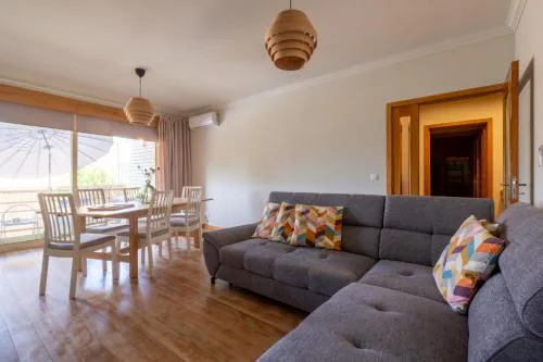 FamilyHub - EcoHost - Spacious 3-bedroom apartment for 8 people with AC and parking near Porto and the beaches