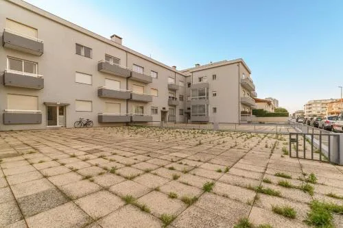 Excellent location, good access to the beach