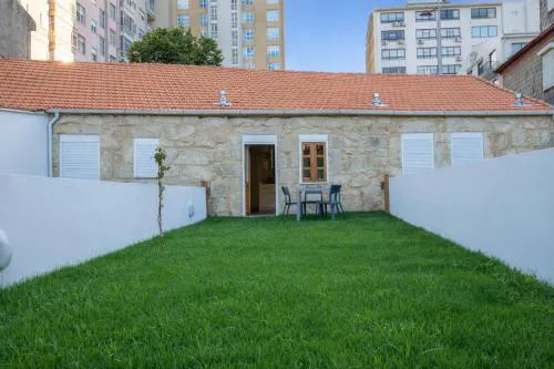 423 Garden ! Breakfast and Lunch Option ! Walk to Porto
