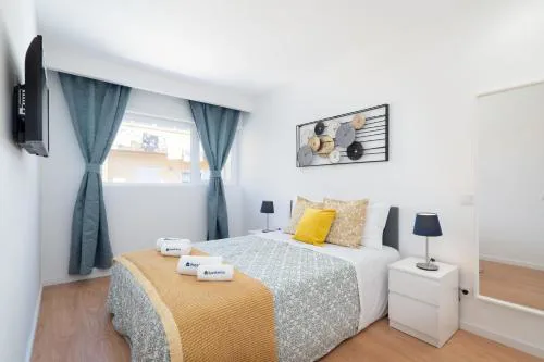 Host Wise - Sweet Sunny Flat with Balcony
