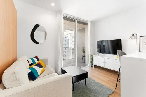 New Luxurious, Spacious Studio With Parking