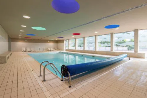 Premium Flat w/ Pool, Gym & Garage by HostWise