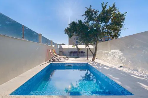 Private Pool Villa with 4BR Suites, Hot Tub & Patio