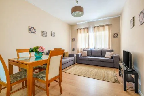 Spacious 3 BRs Apartment, steps to Joao's station