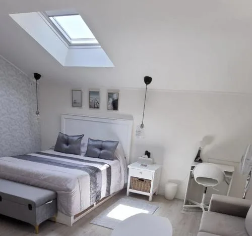 Double bedroom with en-suite bathroom