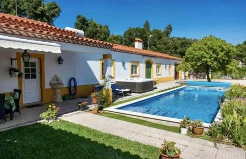 Farmhouse Sleeps 8 with Pool & Horses