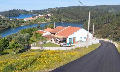 A Carpinteira Lake House