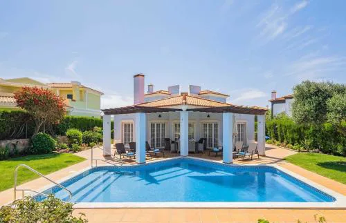 Holiday house with pool close to beach