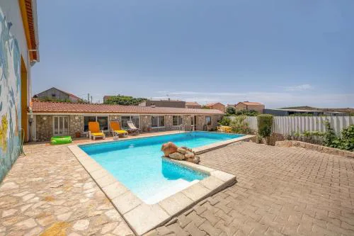 Eclectic oasis with poolside charm in Arranhó