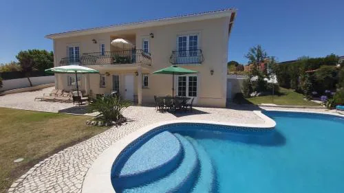 Vista Do Monte, Large Villa, balcony views, private heated pool near Silver Coast