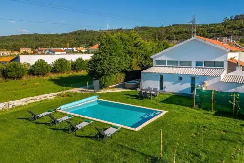 Sunny Villa with Private Pool in Nazaré