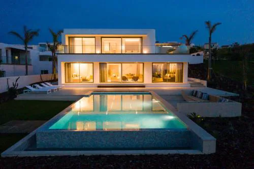 Peralta Beach - Award Winning Exquisite Dream Villa with Infinity Pool