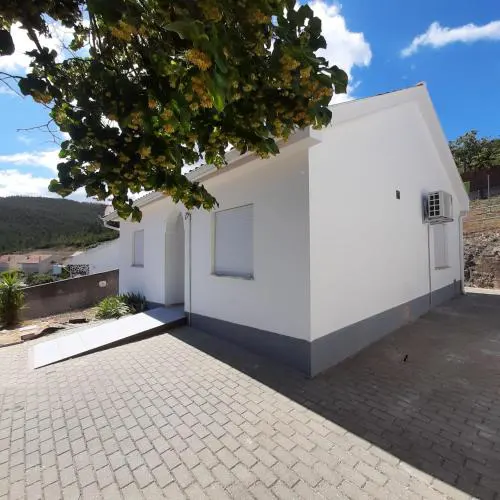 Casas da Escola - "Casa da Professora" - Meãs