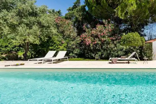 Relax in Style - Prime Spot with Garden & Natural Pool