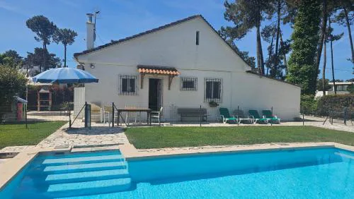 Casinha; Piscina/ Praia/ Lisboa