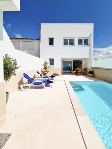 Modernes Haus mit spektakulärem Meerblick und Pool