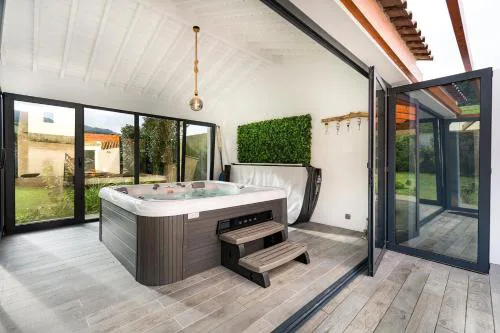 São Brás Luxury Home - Jacuzzi & Garden