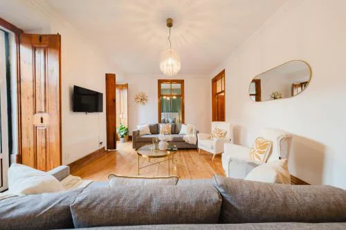 Big 5BR Apt Garden & Hot tub in HeartofLisbon