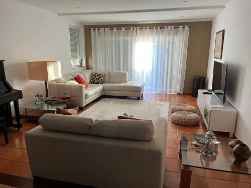 Vivenda espaçosa com jardim e churrasqueira