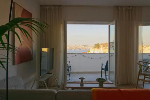 Cacilhas apartment with Lisbon view, balcony, workspace, fast WiFi and AC