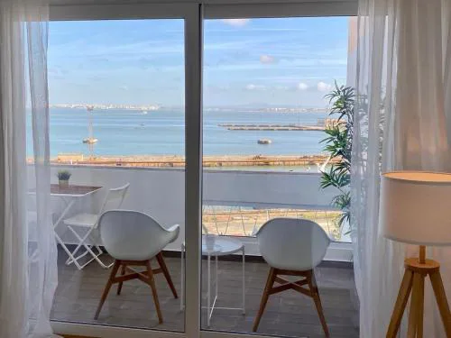 Lisbon South Bay modern apartment with river view