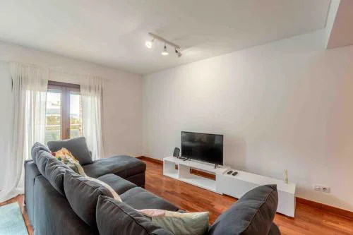 Modern 2 bedroom apt 20 min from city center