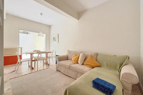 Apartment with patio, 5 minutes to railway station