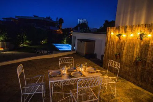 188 Apartments - Lantana - pool, garden and patio