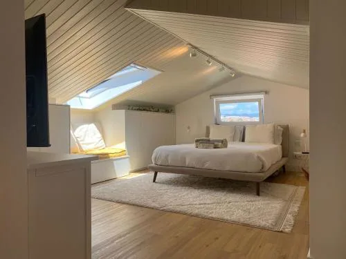 Brand New Cozy Challet-10'm walk to the Beach