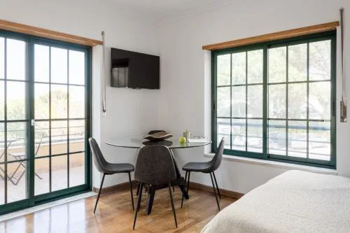Bright Studio with Balcony in Central Cascais