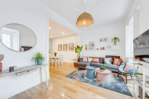 Cascais centre, beautiful 85m2 apartment, T2 with patio, ground floor no step