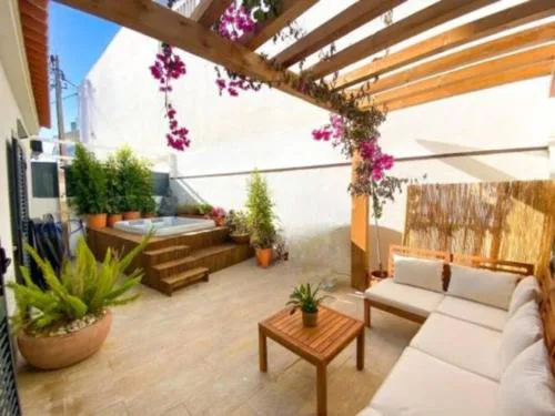 Cosy Cascais Retreat with private hot tub