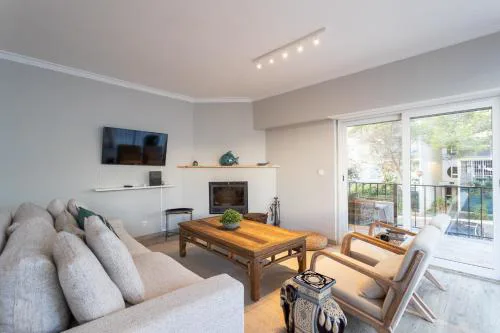 FLH Cascais Spacious Apartment with Balcony