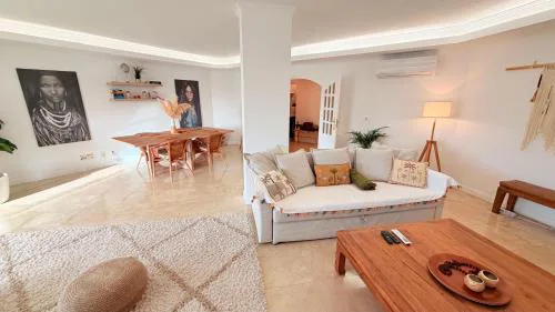 Oceanfront 2 bedrooms apartment with swimming pool & garage