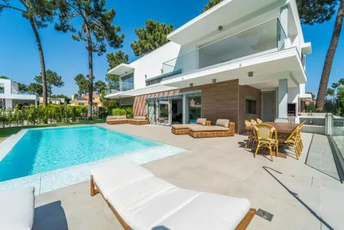 Luxury 4BR Villa w/ Pool & Cinema Golf | By Airnest