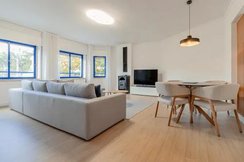 Marisol, Spacious T2 with AC near golf, Aroeira, Caparica