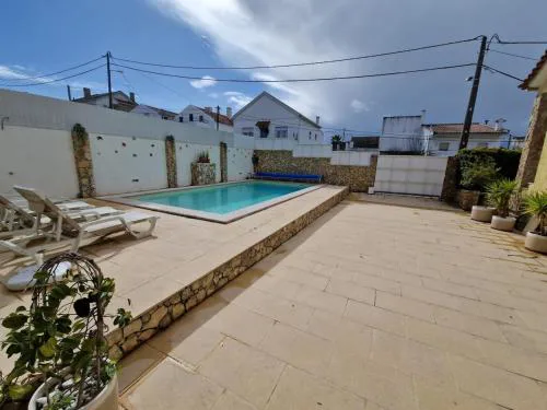 Pool House Minutes from Beach