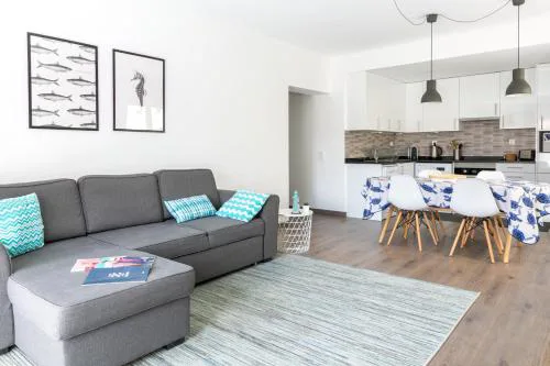 Beach Apt with Balcony - 2 min walk to the beach by Lisbeyond