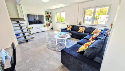 Big house with pool - 5 min walk to beach
