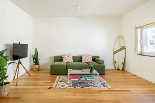 Modern 1-Bed Apt with Big Balcony near Beaches