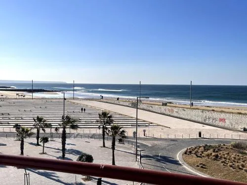 O mar na frente de lux Caparica