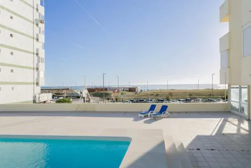 Two-bedroom beachfront with pool - Costa da Caparica