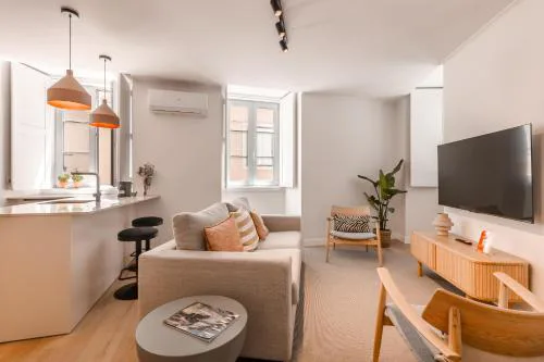 A2 Spacious & Stylish Apartment for 9 in Bica, Downtown Lisbon