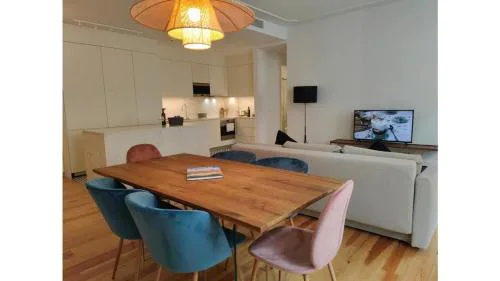 Amazing Spacious Chiado 2-Bedroom Stylish Apt w AC