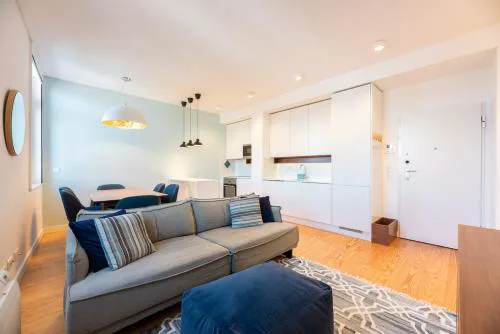 Bairro Alto Bright Apt with AC Elevator