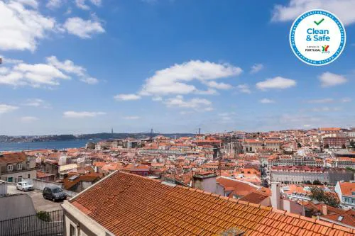 Breath-Taking River & City View Stunning 3 Bedrooms & 3 Bathrooms With AC Alfama Castle district 1st Floor Apartment