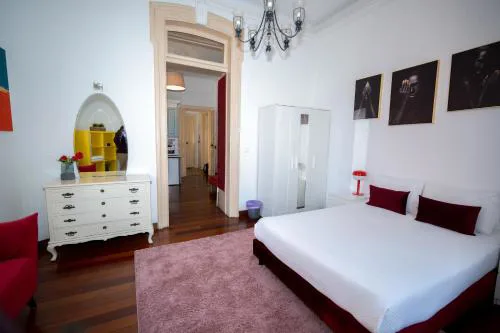 Bright 1-Bedroom Apartment with High Ceilings in Central Lisbon
