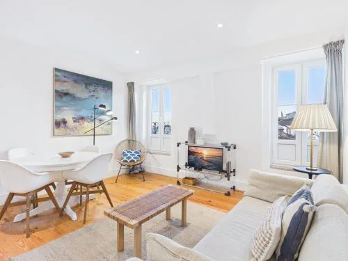 Bright 1BR w/ AC in Historic Alfama | By Airnest