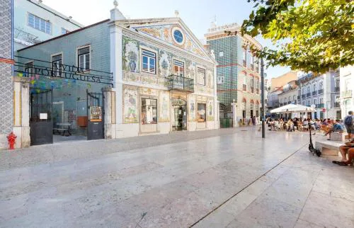 Bright 2 Bedroom Apartment with parking in Lisbon