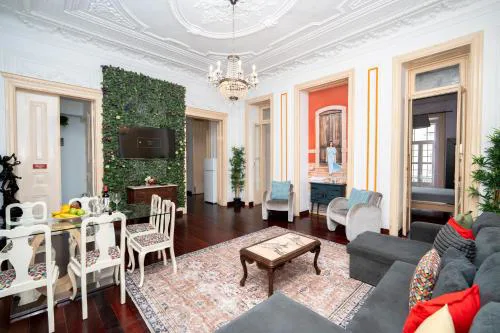 Bright and Spacious 3 Bedroom Apartment with High Ceilings Central Location Lisbon
